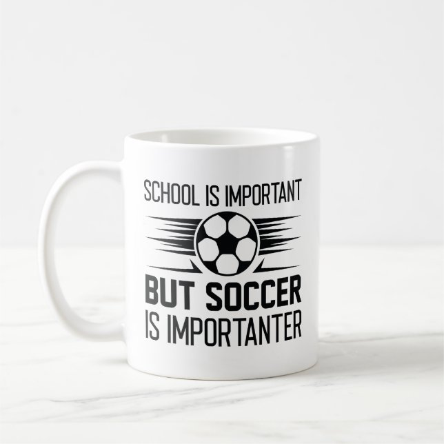 Taza De Café La escuela es importante, pero el fútbol es import (Izquierda)