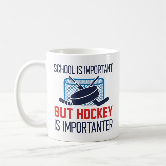 Taza De Café La escuela es importante, pero el hockey es import (Izquierda)