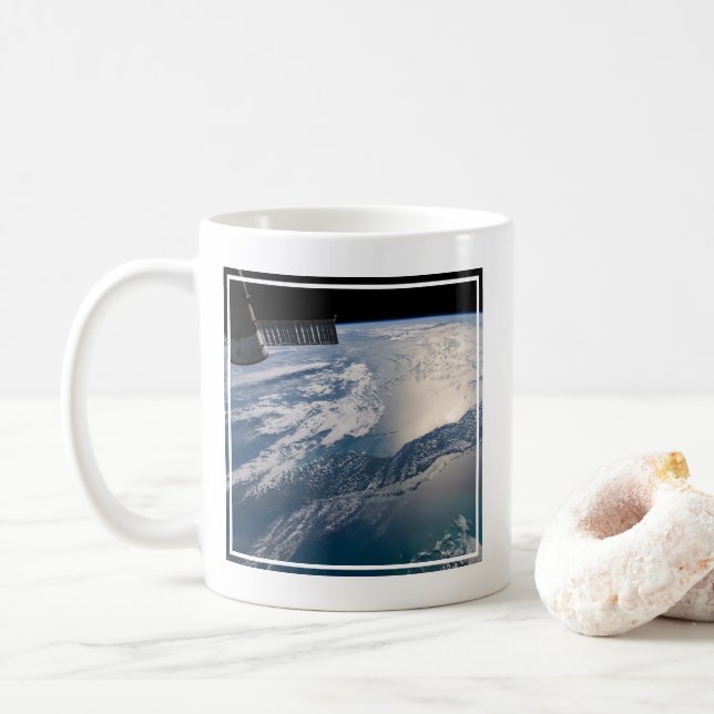 Taza De Café La Estación Espacial Internacional Sobre El Atlánt (Con donut)