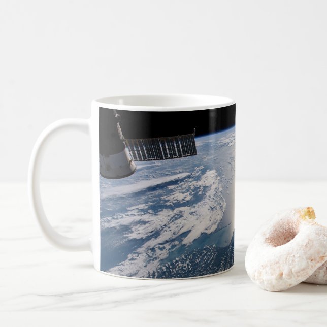 Taza De Café La Estación Espacial Internacional Sobre El Atlánt (Con donut)