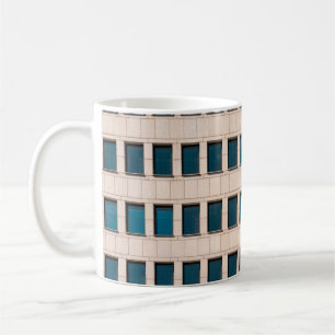 Taza De Café La fachada del edificio moderno de forma rectangul
