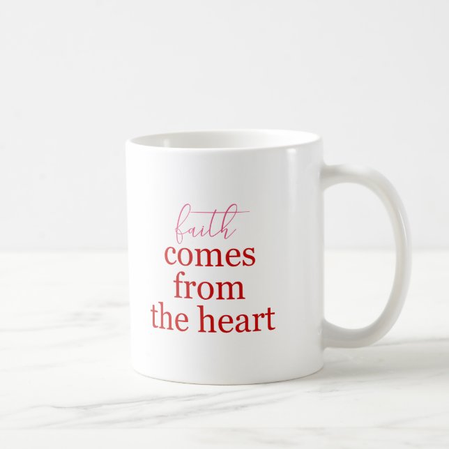 Taza De Café La fe viene del corazón rojo y rosado (Derecha)