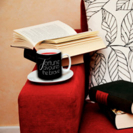 Taza De Café La fortuna afirmativa favorece al negro valiente