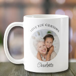 Taza De Café La foto moderna te ama abuela<br><div class="desc">Esta moderna abuela dice "Ama a tu abuela" y es fácilmente personalizable con tu nombre y foto. Hace un regalo especial para un abuelo especial.</div>