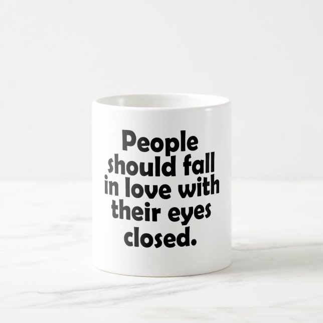 Taza De Café La Gente Debería Enamorarse De Los Ojos Cerrados (Centro)