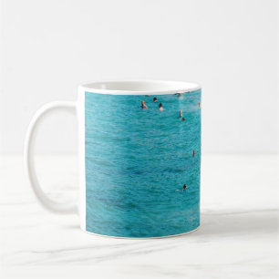 Taza De Café La gente nadando en la playa