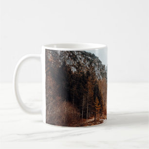 TAZA DE CAFÉ LA HERMOSA ALEMANA EN LA ALTURA SUPERIOR DE AUSTRI