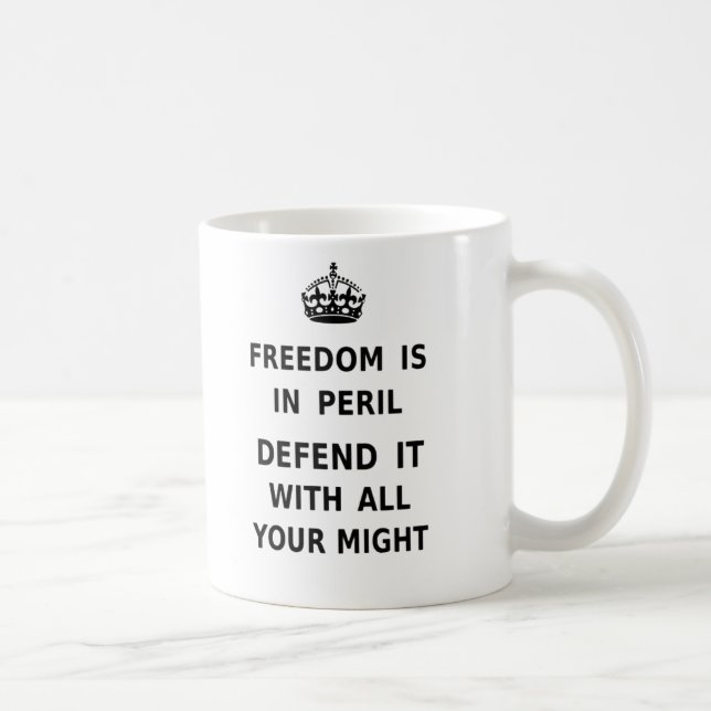 Taza De Café La libertad está en peligro. Defiéndala con toda (Derecha)