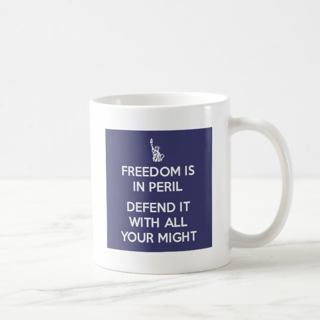 Taza De Café La libertad está en peligro lo defiende con toda (Derecha)