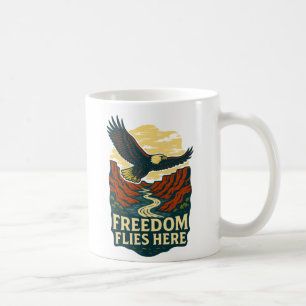 Taza De Café La libertad vuela aquí arte retro águila