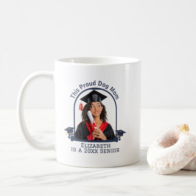 Taza De Café La Mamá de Perro Orgulloso es una graduación senio (Con donut)
