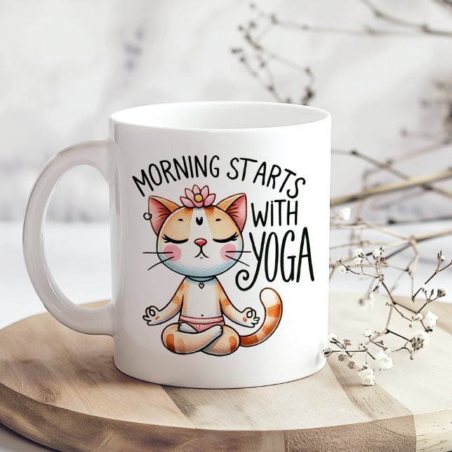 Taza De Café "La mañana empieza con el yoga", gracioso gato Lov ("Morning Starts with Yoga" Funny Cat Lover's Coffee Mug on a boho kitchen table with tiny flowers)