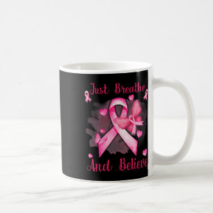 Taza De Café La Mariposa De Cinta Respira Y Cree Que El Cáncer