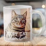 Taza De Café La mejor madre del gato que haya sido Personalizad<br><div class="desc">Este diseño simple y clásico se compone de tipografía de la serif y agrega una foto personalizado</div>