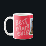 Taza De Café La mejor mamá moderna foto rosa Día de la Madre<br><div class="desc">¡La mejor mamá del mundo! Esta taza divertida y genial presenta letras modernas en rosa con "la mejor mamá del mundo" y "te quiero" con espacio para texto personalizado. ¡También hay una sola foto para hacerla aún más personalizada para esa madre excepcional en tu vida! ¡Perfecta para el día de...</div>