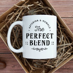 Taza De Café La mezcla perfecta de café Boda<br><div class="desc">La Mezcla Perfecta. Añada un toque divertido de color y estilo único a sus favoritos de boda o de ducha de novia. Una bolsa con el favor de la ducha de novia es un gran complemento a la planificación de los fiestas. Estos bolsos únicos se pueden usar fácilmente como regalo...</div>