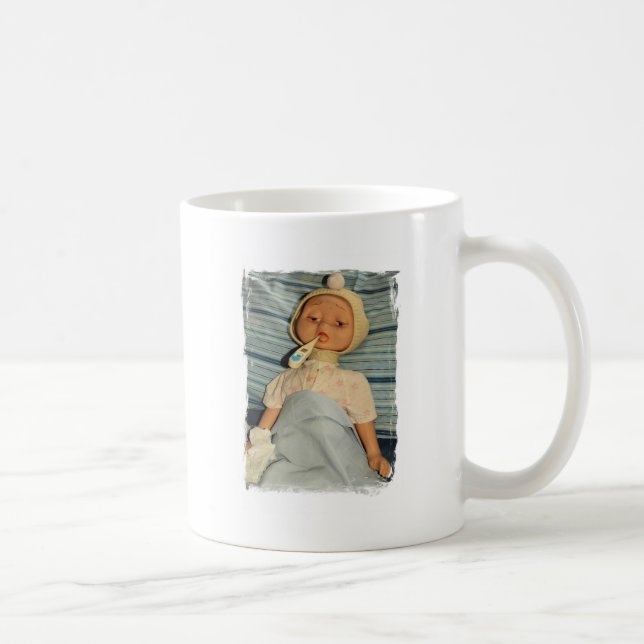 Taza De Café La muñeca enferma que permanece en cama "consigue (Derecha)