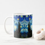 Taza De Café La noche estrellada de Vincent Van Gogh<br><div class="desc">La pintura está dominada por un cielo nocturno lleno de luna y estrellas. Toma las tres cuartas partes del plano de la imagen y parece turbulento, incluso agitado, con unos patrones que giran intensamente y parecen rodar a través de su superficie como olas. Está acribillada con orbes brillantes —incluyendo la...</div>