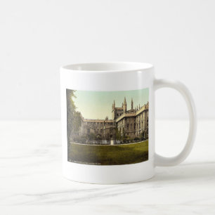 Taza De Café La nueva universidad, cultiva un huerto frente,