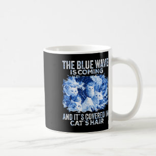 Taza De Café La Ola Azul Se Está Cubriendo En Cabellos De Gato
