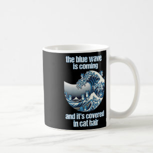 Taza De Café La Ola Azul Se Está Cubriendo En Cabellos De Gato 