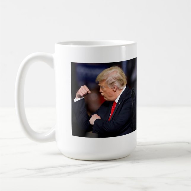 Taza De Café La paz a través de la fuerza Trump (Izquierda)