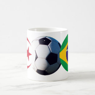 Taza De Café La pelota de fútbol Argelia y Brasil flamean el ja