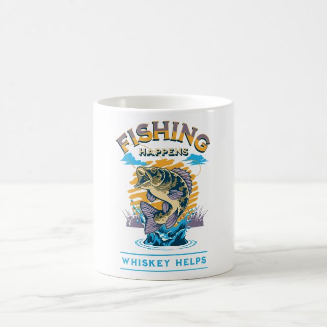 Taza De Café La pesca sucede. ¡El whiskey ayuda! (Centro)