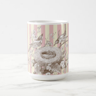 Taza De Café La Petite Famille sobre fondo rosa y crema