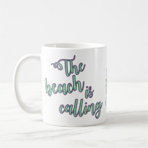 Taza De Café La Playa Está Llamada Con Flip Flops De Sirena