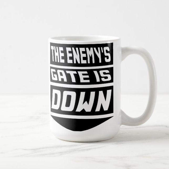 Taza De Café La puerta del enemigo está abajo (Derecha)