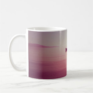 Taza De Café La silueta del pescador con barco en el mar