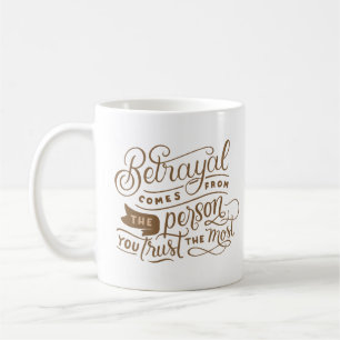 TAZA DE CAFÉ LA TRAICIÓN PROVIENE DE LA PERSONA EN LA QUE MÁS C