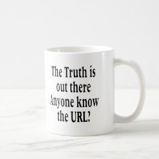 Taza De Café la verdad está hacia fuera allí