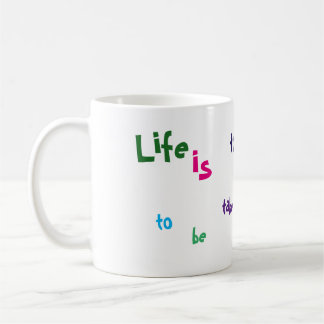 Taza De Café La vida es demasiado importante ser tomado