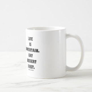 Taza De Café La vida es incierta.  Coma el postre primer.