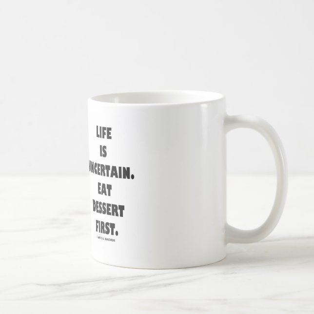 Taza De Café La vida es incierta.  Coma el postre primer. (Derecha)