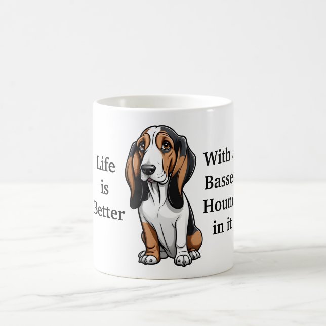 Taza De Café La vida es mejor con un montón de basset (Centro)