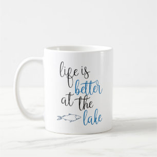 Taza De Café La Vida Es Mejor En La Cita De Pesca Del Lago