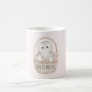 Taza De Café La vida es Pretty Kitty en un cesto de rosas rosad