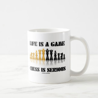 Taza De Café La vida es un ajedrez del juego es seria (el humor