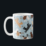 Taza De Café Labradoodle / Goldendoodle Bones y Pastas<br><div class="desc">Labradoodle lindo / Los perros goldendoodle se sientan y se ponen de pie y vuelan con crema,  albaricoque,  chocolate,  negro y partícipes con huesos de perro dispersos y motivos de trineo.</div>