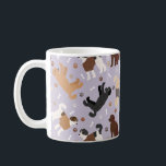 Taza De Café Labradoodle / Goldendoodle Bones y Pastas<br><div class="desc">Labradoodle lindo / Los perros goldendoodle se sientan y se ponen de pie y vuelan con crema,  albaricoque,  chocolate,  negro y partícipes con huesos de perro dispersos y motivos de trineo.</div>