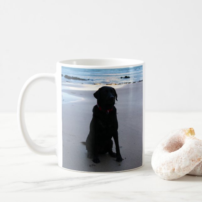 Taza De Café Labrador negro en una playa (Con donut)