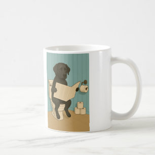 Taza De Café Labrador negro leyendo periódico sobre el inodoro