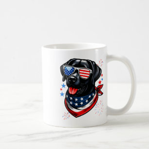 Taza De Café Labrador negro patriótico-estadounidense recuperad