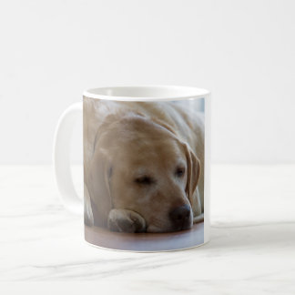 Taza De Café Labrador retriever amarillo soñoliento