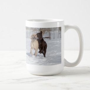 Taza De Café Labradores retrieveres que juegan en la nieve