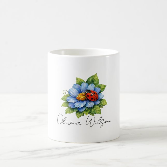 Taza De Café Ladybug Bliss on a Blooming Blue Flower (Centro)