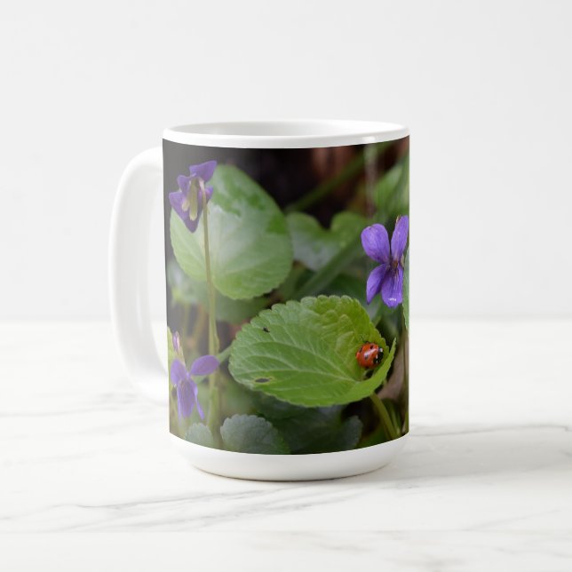 Taza De Café Ladybug sobre las dulces flores violetas (Anverso izquierdo)